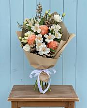 Букет цветов из:  Альстромерии, Лизиантусы, Розы и Хризантемы в Круглолесском