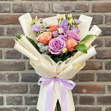 Букет цветов из:  Лизиантусы и Розы в Круглолесском