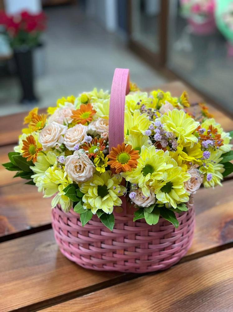 Цветочная композиция из Хризантемы и Розы в корзине в Круглолесском