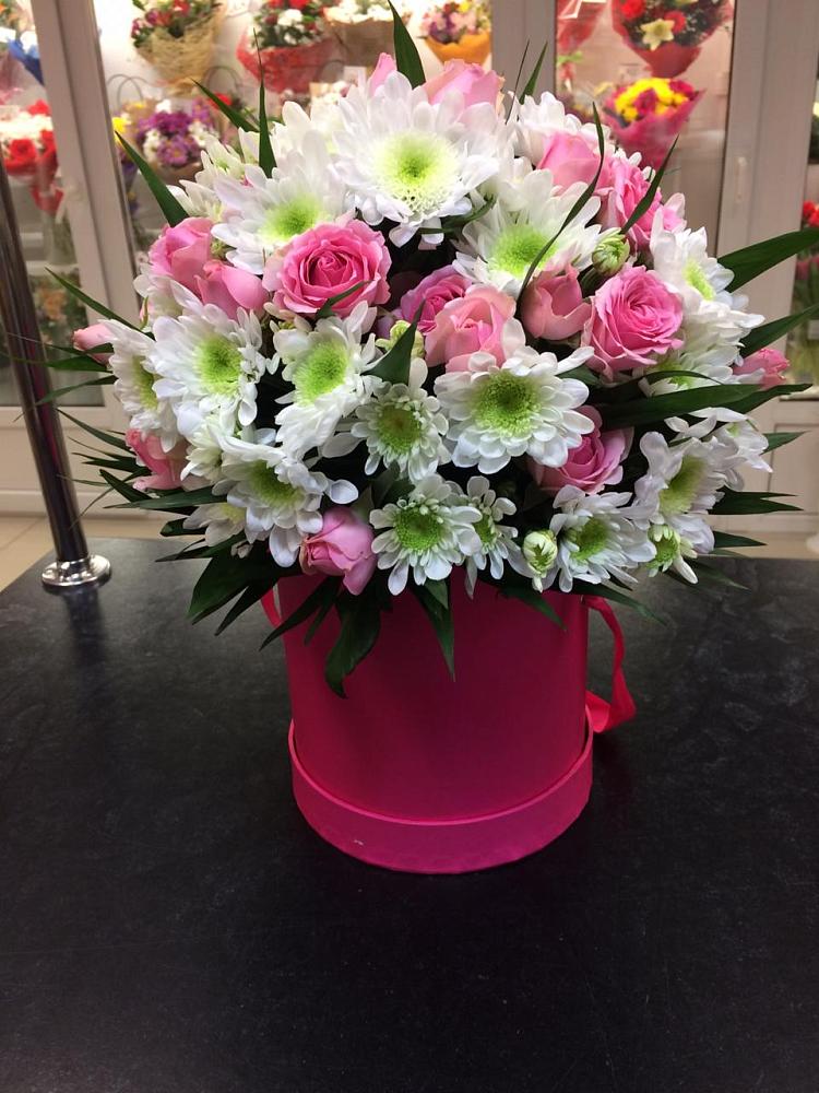 Цветочная композиция из Розы и Хризантемы в шляпной коробке в Круглолесском